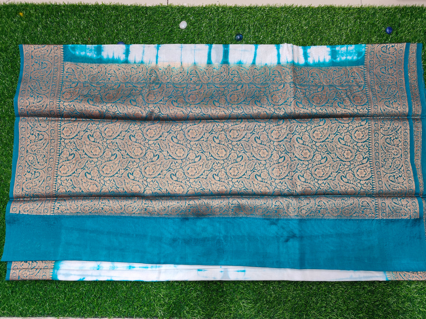 WHITE & GREEN SHIBORI PRINT TIE DYE SAREE WITH WHITE BASE